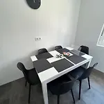 Vivienda Quina Apartmán *
